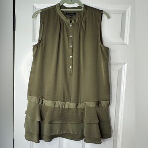 2/$15 💥 Banana Republic Olive Green Sleeveless Button-Up Top